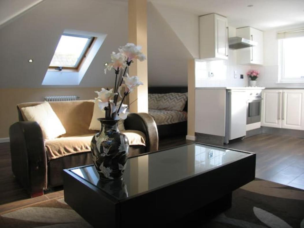רומפורד Modern Cosy Private Studio, Wifi, Ip-Tv, Must See מראה חיצוני תמונה